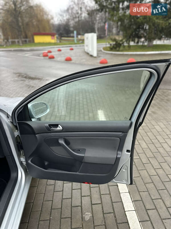 Хетчбек Volkswagen Golf 2006 в Луцьку