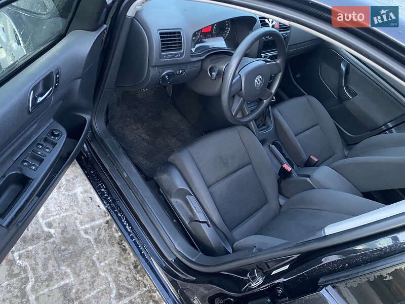 Хэтчбек Volkswagen Golf 2004 в Иршаве