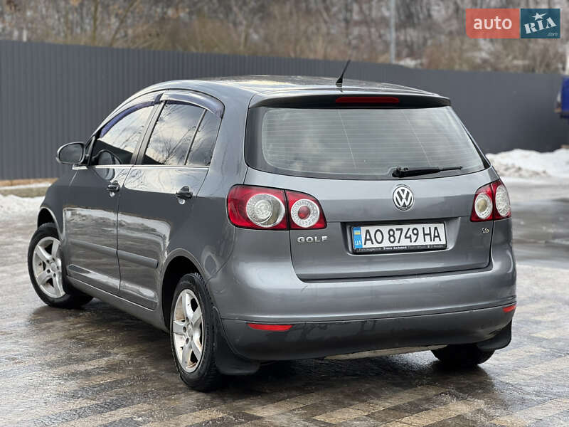 Хэтчбек Volkswagen Golf 2005 в Сваляве