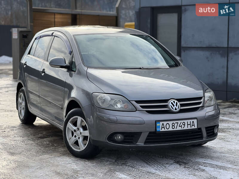 Хэтчбек Volkswagen Golf 2005 в Сваляве