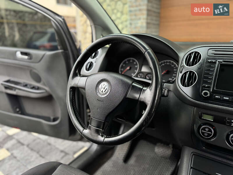 Хэтчбек Volkswagen Golf 2005 в Сваляве