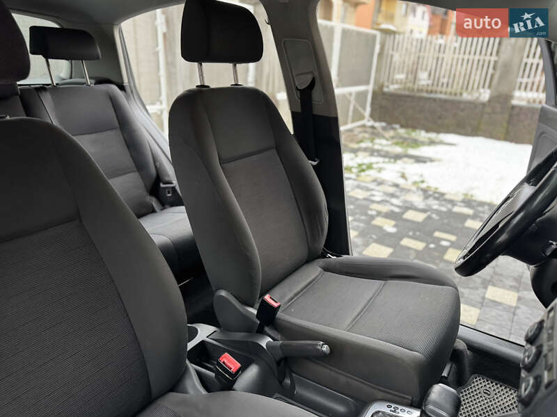 Хэтчбек Volkswagen Golf 2005 в Сваляве