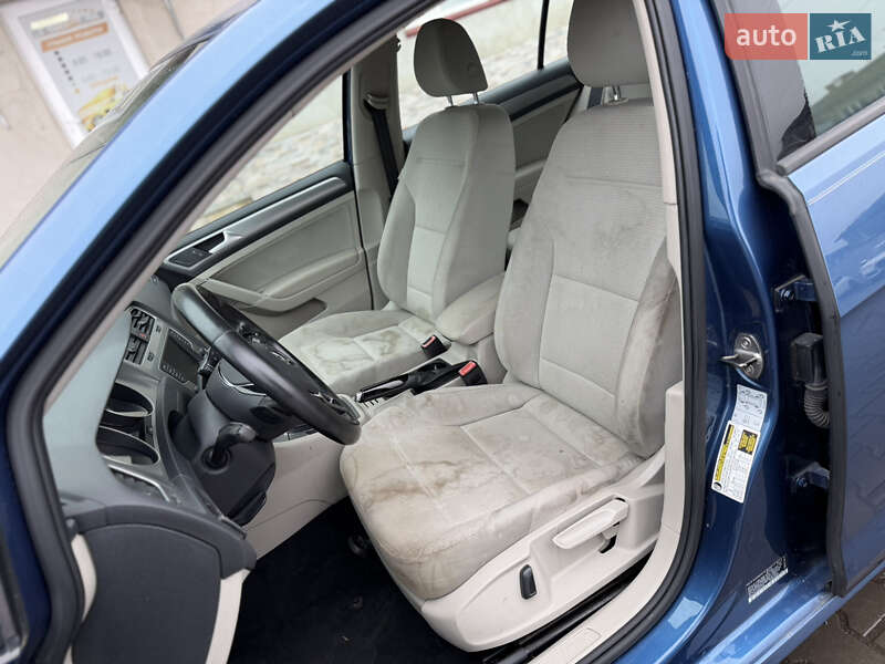 Хэтчбек Volkswagen Golf 2015 в Луцке