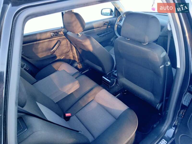 Хетчбек Volkswagen Golf 2003 в Тернополі