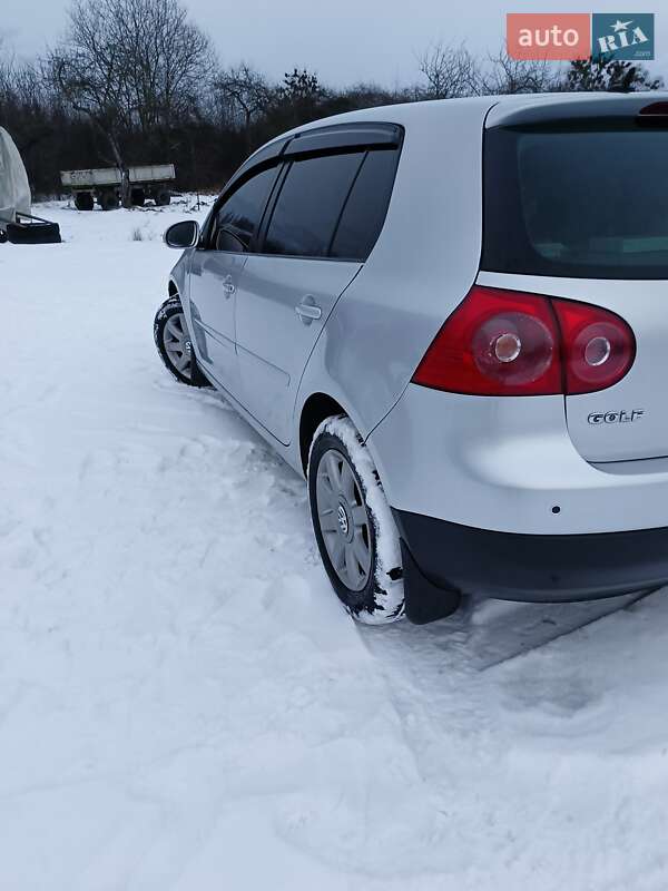 Хетчбек Volkswagen Golf 2004 в Шепетівці