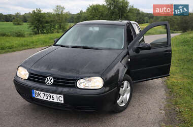 Хэтчбек Volkswagen Golf 2002 в Ровно