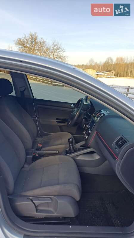 Хетчбек Volkswagen Golf 2006 в Дубровиці