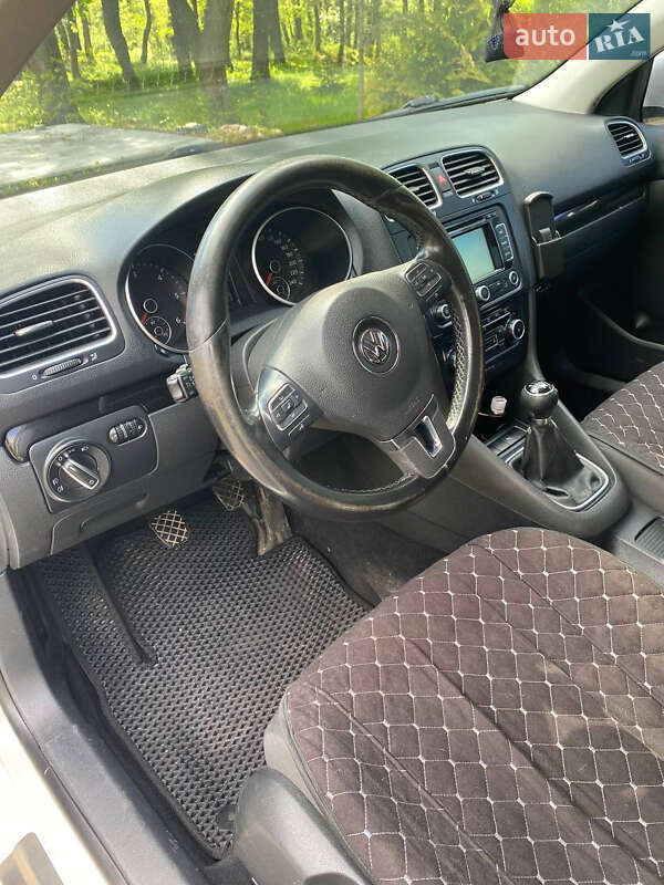 Універсал Volkswagen Golf 2010 в Івано-Франківську