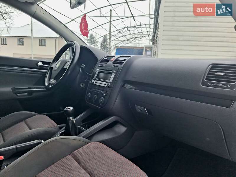 Хэтчбек Volkswagen Golf 2008 в Дубно