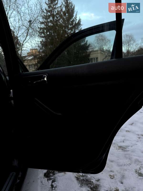 Хэтчбек Volkswagen Golf 2001 в Горохове