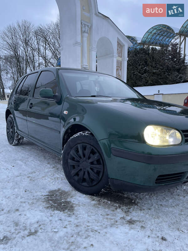Хэтчбек Volkswagen Golf 2001 в Остроге