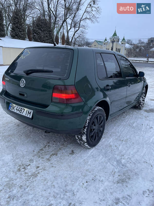 Хэтчбек Volkswagen Golf 2001 в Остроге