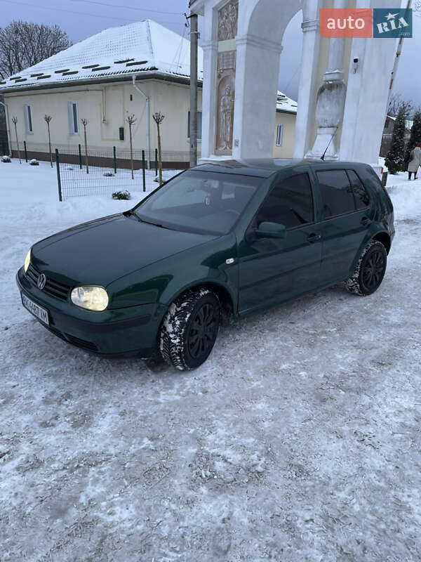 Хэтчбек Volkswagen Golf 2001 в Остроге