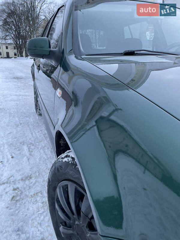 Хэтчбек Volkswagen Golf 2001 в Остроге