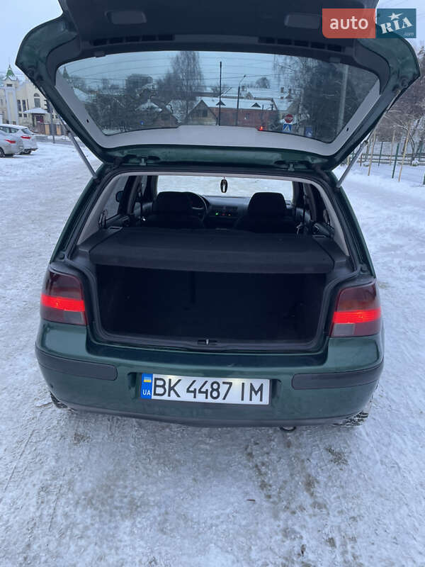 Хэтчбек Volkswagen Golf 2001 в Остроге