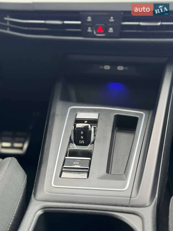 Хэтчбек Volkswagen Golf 2023 в Львове