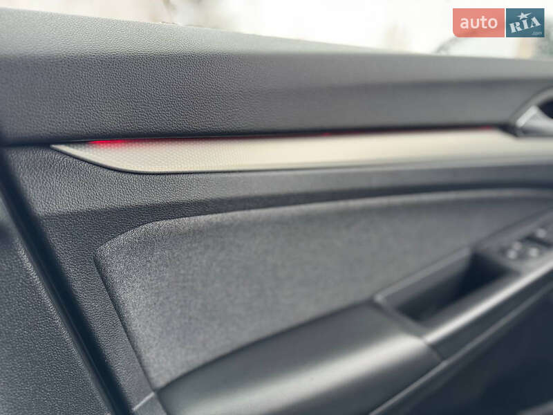 Хэтчбек Volkswagen Golf 2023 в Львове