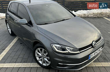 Хэтчбек Volkswagen Golf 2017 в Ужгороде
