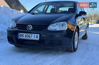 Хэтчбек Volkswagen Golf 2003 в Сарнах