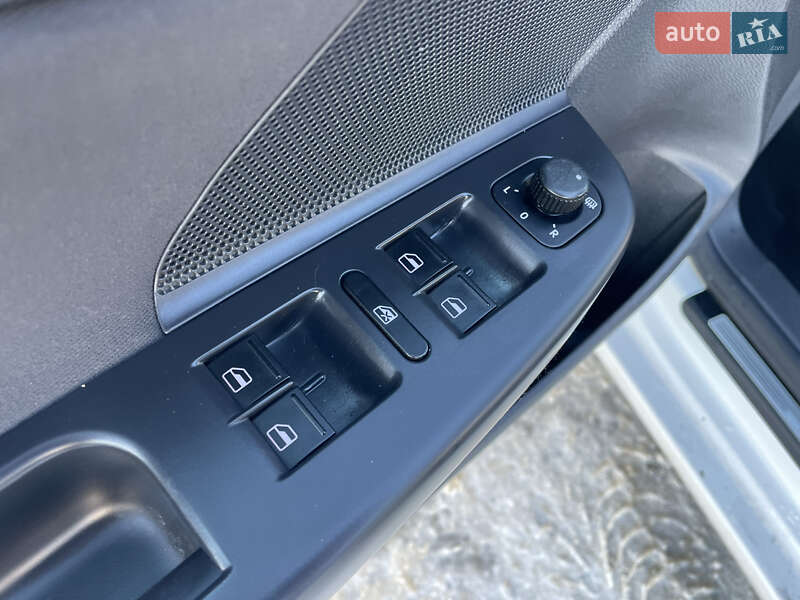 Хэтчбек Volkswagen Golf 2009 в Житомире