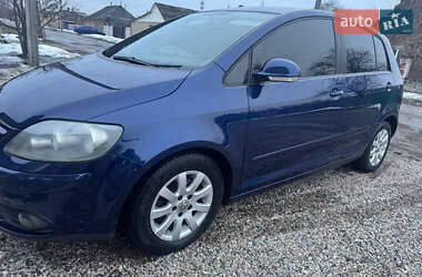 Хетчбек Volkswagen Golf 2005 в Краснограді