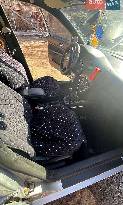 Хэтчбек Volkswagen Golf 2003 в Кривом Роге