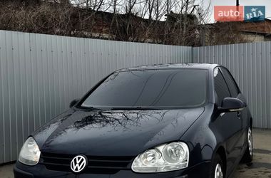 Хэтчбек Volkswagen Golf 2004 в Богуславе
