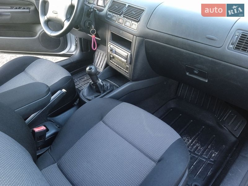 Хэтчбек Volkswagen Golf 2001 в Хмельницком