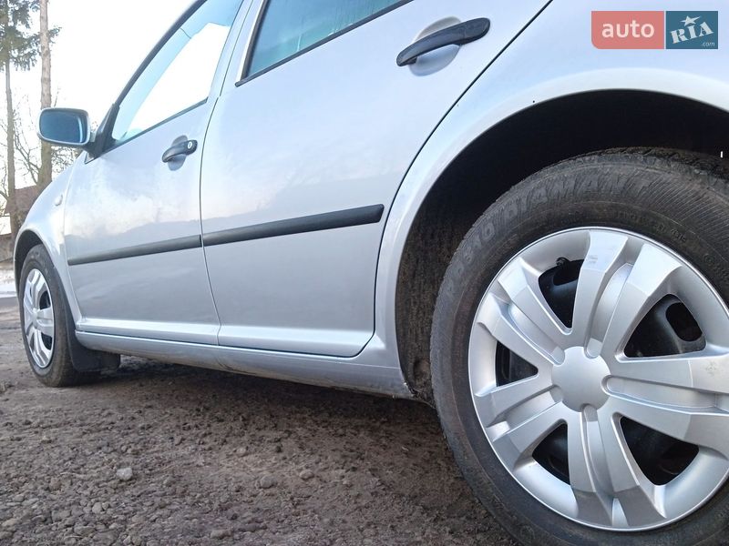 Хэтчбек Volkswagen Golf 2001 в Хмельницком