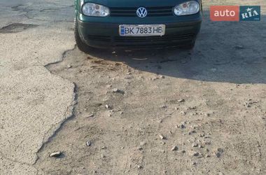 Хэтчбек Volkswagen Golf 2001 в Березному
