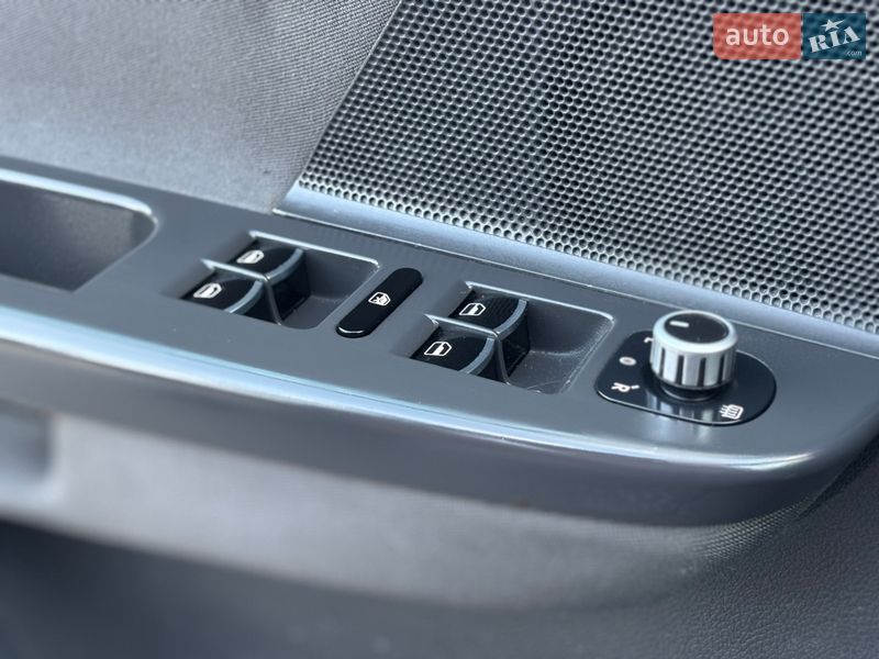 Хэтчбек Volkswagen Golf 2005 в Староконстантинове