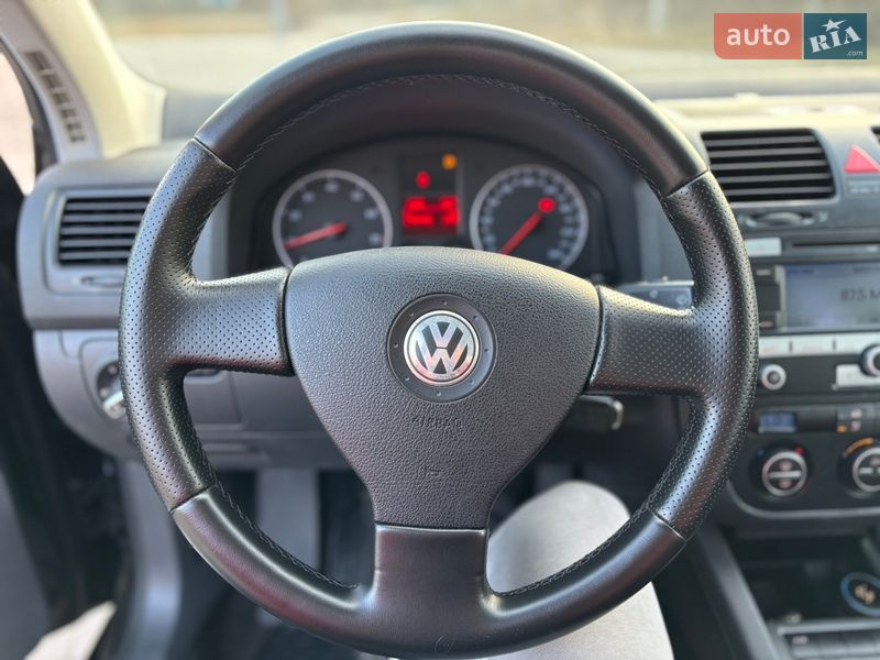 Хэтчбек Volkswagen Golf 2005 в Староконстантинове