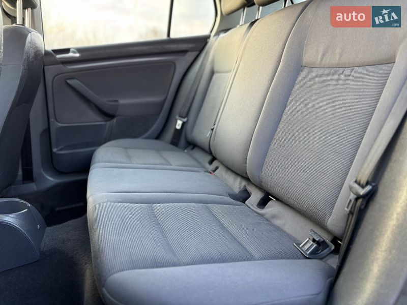 Хэтчбек Volkswagen Golf 2005 в Староконстантинове