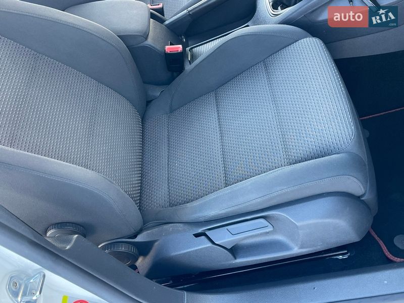 Хэтчбек Volkswagen Golf 2009 в Житомире