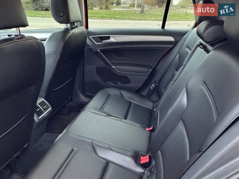Хэтчбек Volkswagen Golf 2017 в Кропивницком