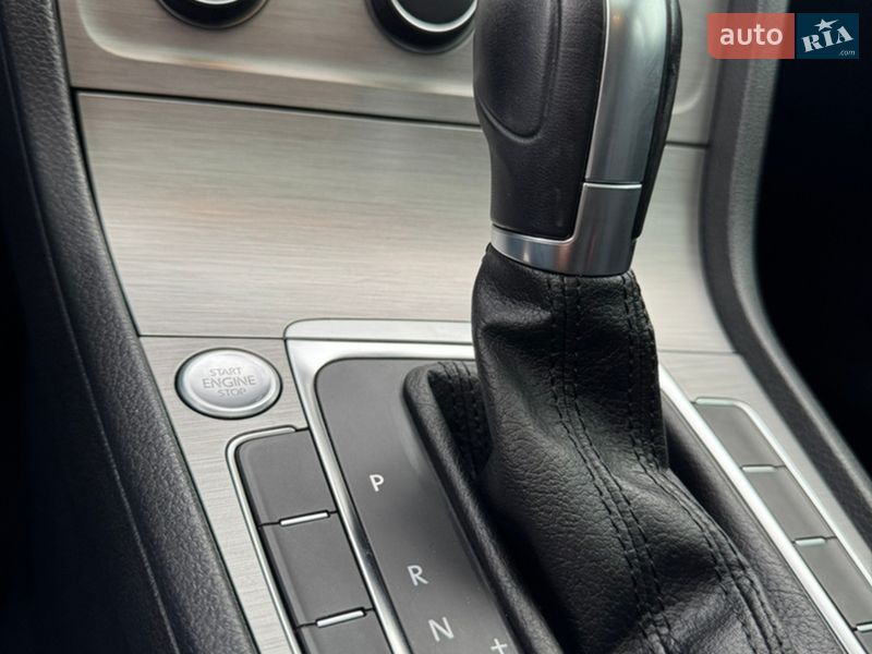 Хэтчбек Volkswagen Golf 2017 в Кропивницком