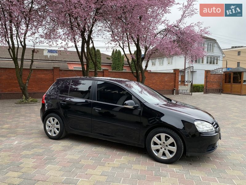 Хетчбек Volkswagen Golf 2005 в Мукачевому