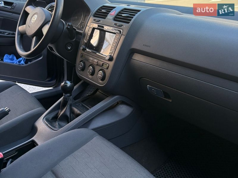 Хэтчбек Volkswagen Golf 2005 в Киеве