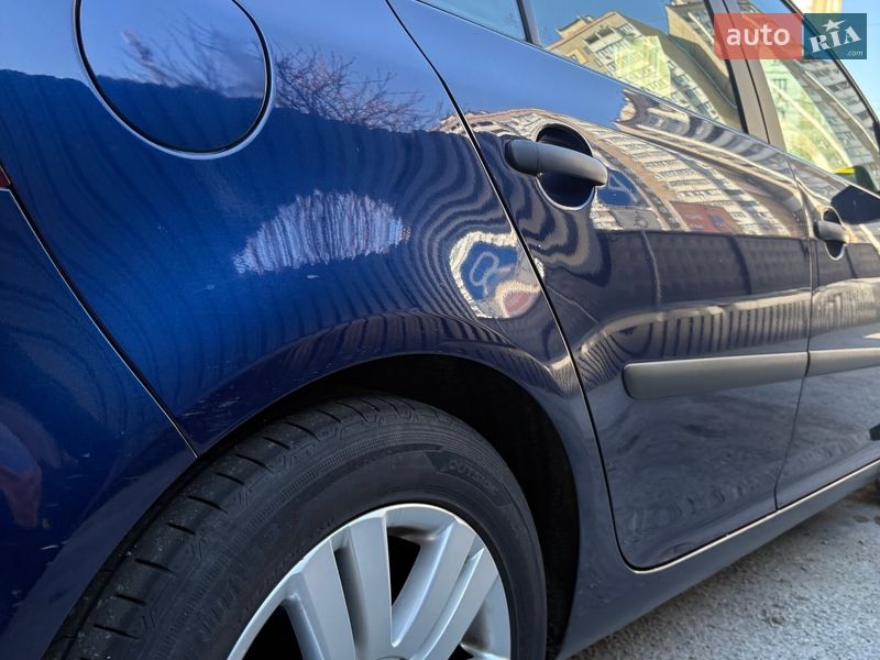 Хэтчбек Volkswagen Golf 2005 в Киеве