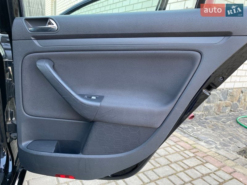 Хэтчбек Volkswagen Golf 2004 в Луцке