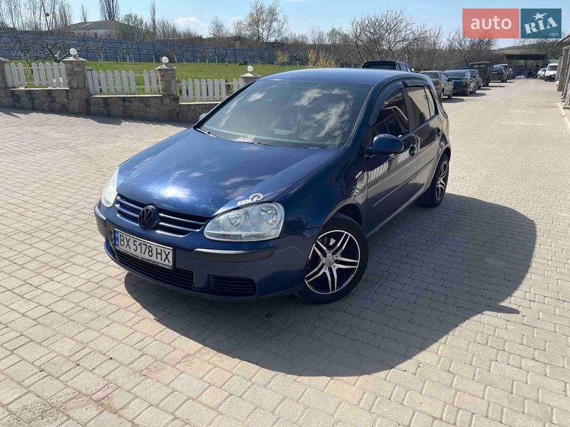 Хэтчбек Volkswagen Golf 2005 в Новой Ушице