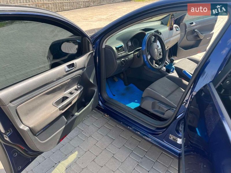 Хэтчбек Volkswagen Golf 2005 в Новой Ушице