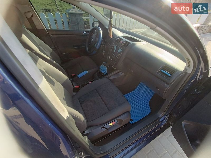 Хэтчбек Volkswagen Golf 2005 в Новой Ушице