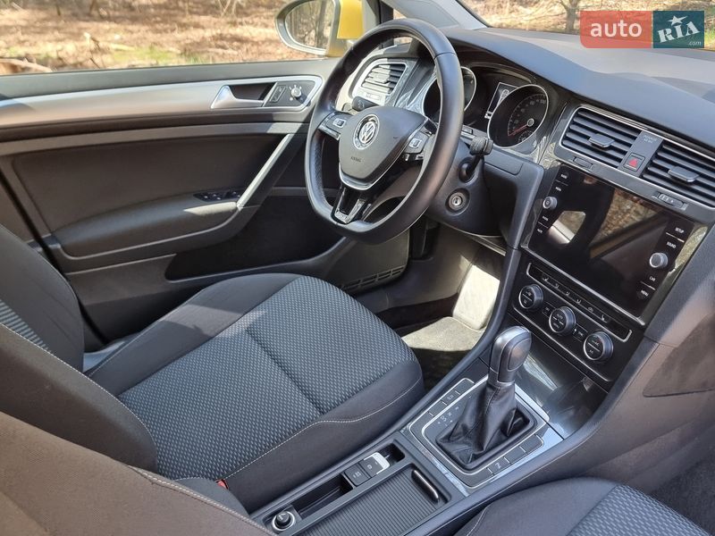 Хэтчбек Volkswagen Golf 2018 в Киеве