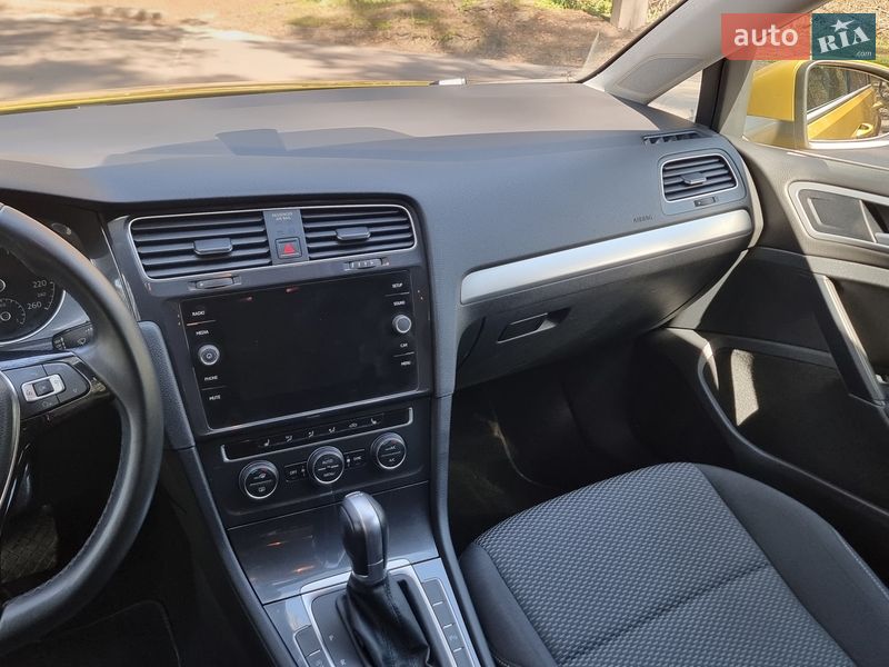 Хэтчбек Volkswagen Golf 2018 в Киеве