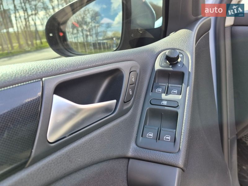 Хэтчбек Volkswagen Golf 2011 в Днепре