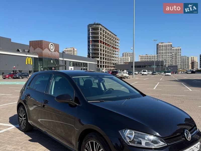 Хэтчбек Volkswagen Golf 2016 в Киеве
