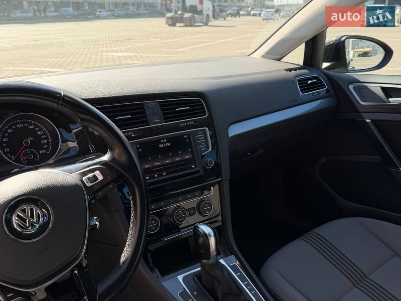 Хэтчбек Volkswagen Golf 2016 в Киеве