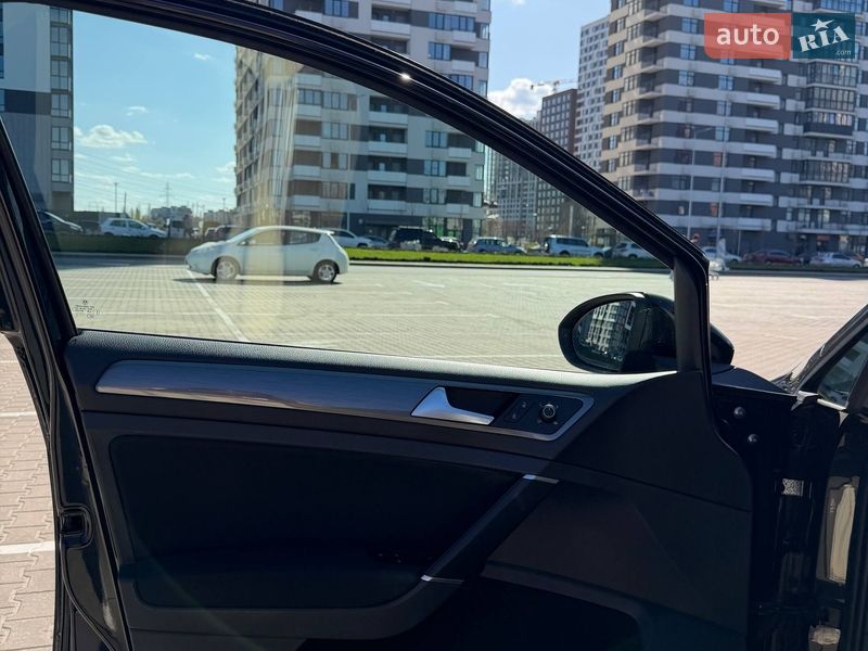 Хэтчбек Volkswagen Golf 2016 в Киеве