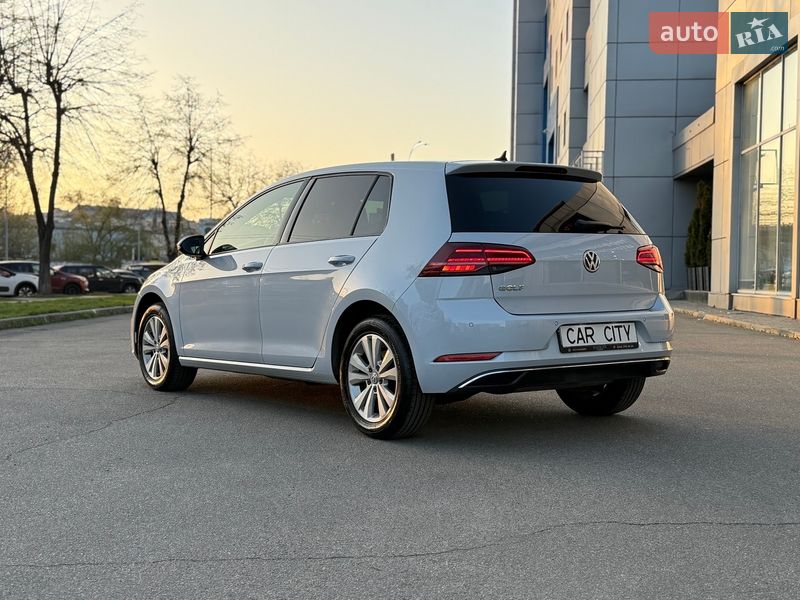 Хэтчбек Volkswagen Golf 2018 в Киеве